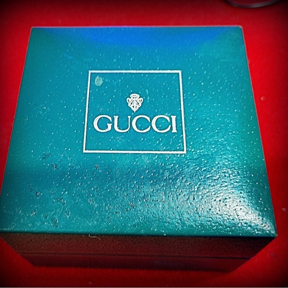 Gold vintage Gucci watch ..one owner ..mint condition ..in Gucci box - Picture 5 of 5